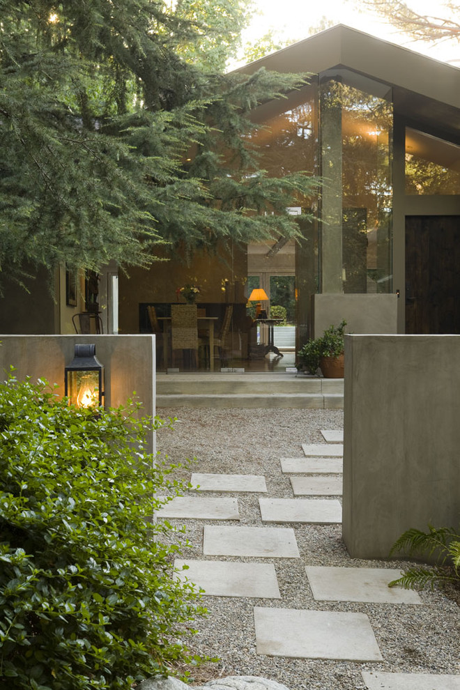 Idées déco pour une grande façade de maison grise contemporaine en stuc de plain-pied.