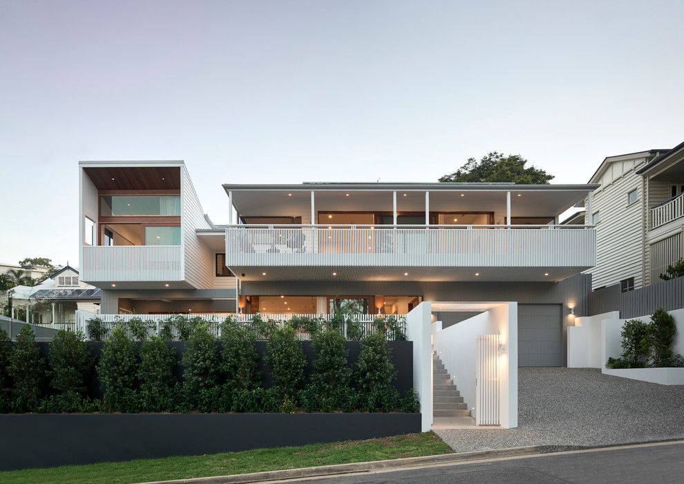 Стильный дизайн: двухэтажный, белый частный загородный дом в современном стиле - последний тренд
