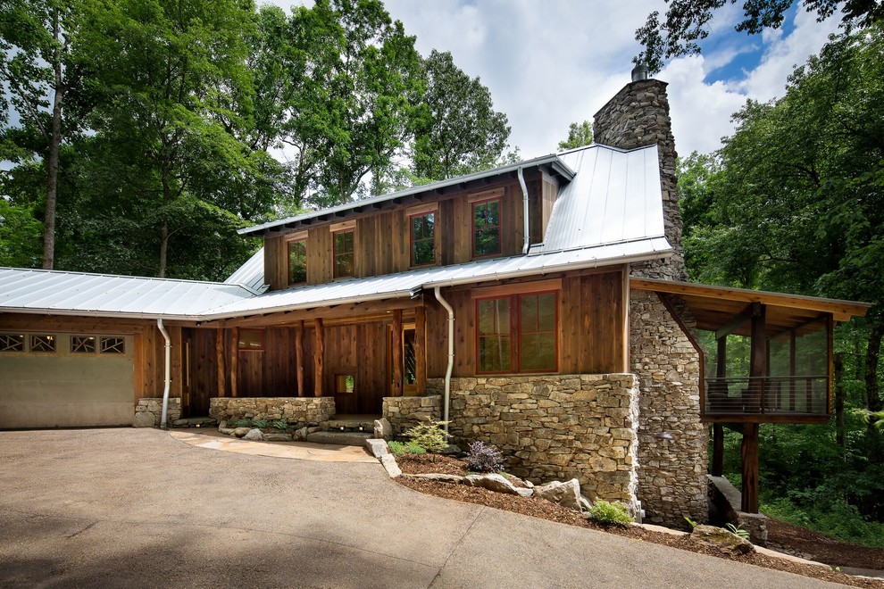 Пример оригинального дизайна: двухэтажный, коричневый дом среднего размера в современном стиле с комбинированной облицовкой и двускатной крышей