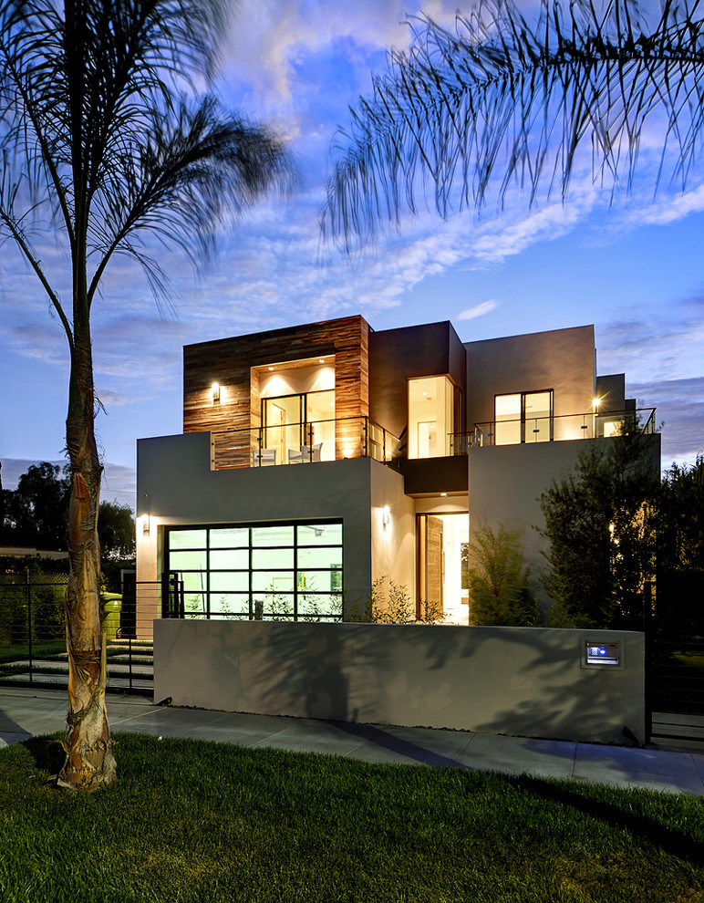 Cette image montre une grande façade de maison multicolore design à un étage avec un revêtement mixte et un toit plat.