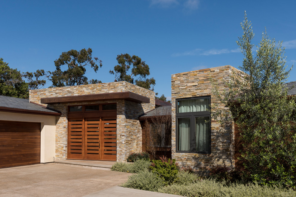 Großes, Einstöckiges Modernes Haus mit Steinfassade und beiger Fassadenfarbe in San Diego