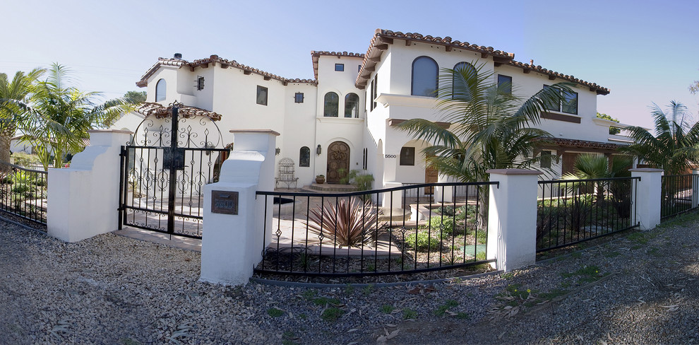 На фото: большой, двухэтажный, белый дом в средиземноморском стиле с облицовкой из цементной штукатурки