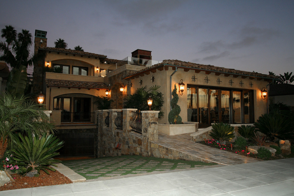 Großes, Dreistöckiges Mediterranes Einfamilienhaus mit Putzfassade, beiger Fassadenfarbe und Walmdach in San Diego