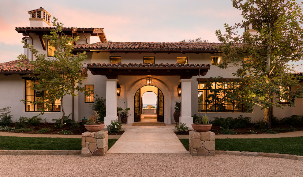 Zweistöckiges Mediterranes Einfamilienhaus mit Putzfassade, weißer Fassadenfarbe, Satteldach und Ziegeldach in Santa Barbara