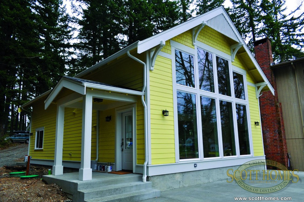 Идея дизайна: двухэтажный, желтый дом среднего размера в морском стиле с облицовкой из ЦСП