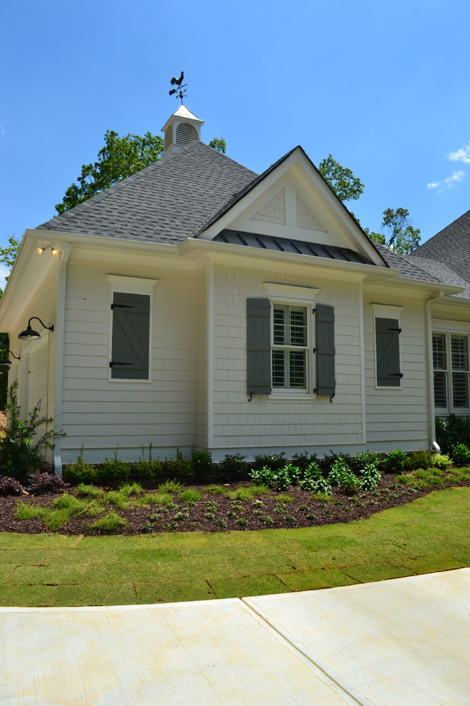 Ejemplo de fachada de casa blanca de estilo de casa de campo de tamaño medio de dos plantas con revestimientos combinados y tejado de varios materiales