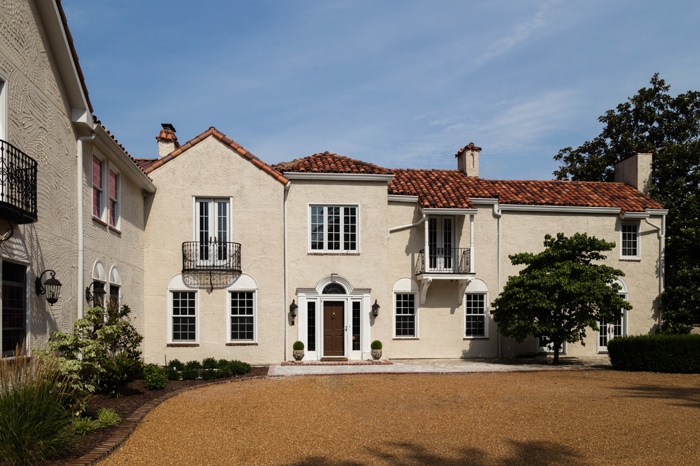 Cette photo montre une façade de maison beige méditerranéenne en adobe à deux étages et plus.