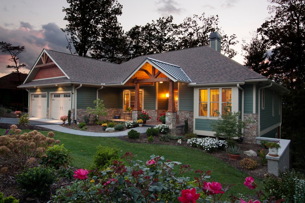 Стильный дизайн: одноэтажный, зеленый частный загородный дом среднего размера в стиле кантри с облицовкой из винила, вальмовой крышей и крышей из гибкой черепицы - последний тренд