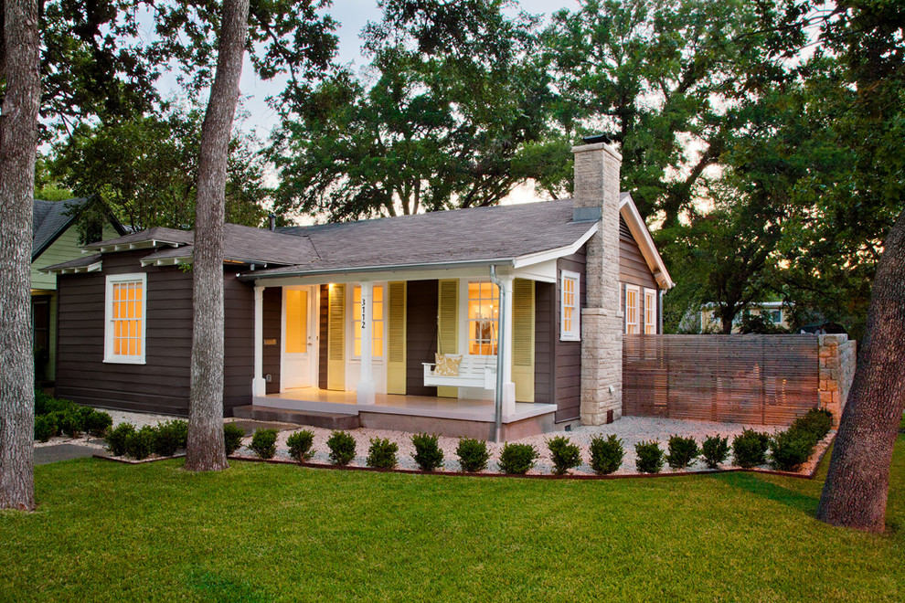 Пример оригинального дизайна: маленький, одноэтажный, коричневый дом в классическом стиле для на участке и в саду