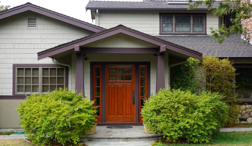Modelo de fachada gris de estilo americano de tamaño medio de dos plantas con revestimientos combinados, tejado a dos aguas y tejado de teja de madera