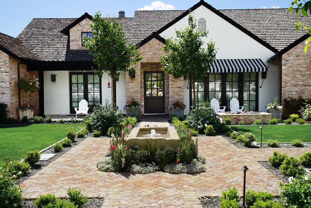 Ejemplo de fachada de casa blanca clásica grande de dos plantas con revestimientos combinados, tejado a dos aguas y tejado de teja de madera
