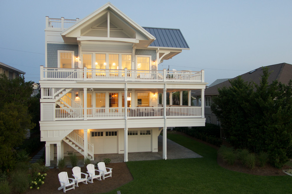 Idées déco pour une grande façade de maison grise bord de mer en bois à deux étages et plus avec un toit à deux pans.