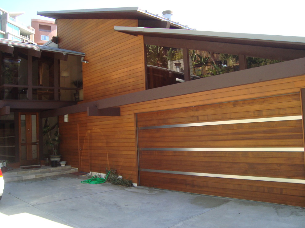 Idées déco pour une façade de maison moderne en bois de taille moyenne et à un étage.