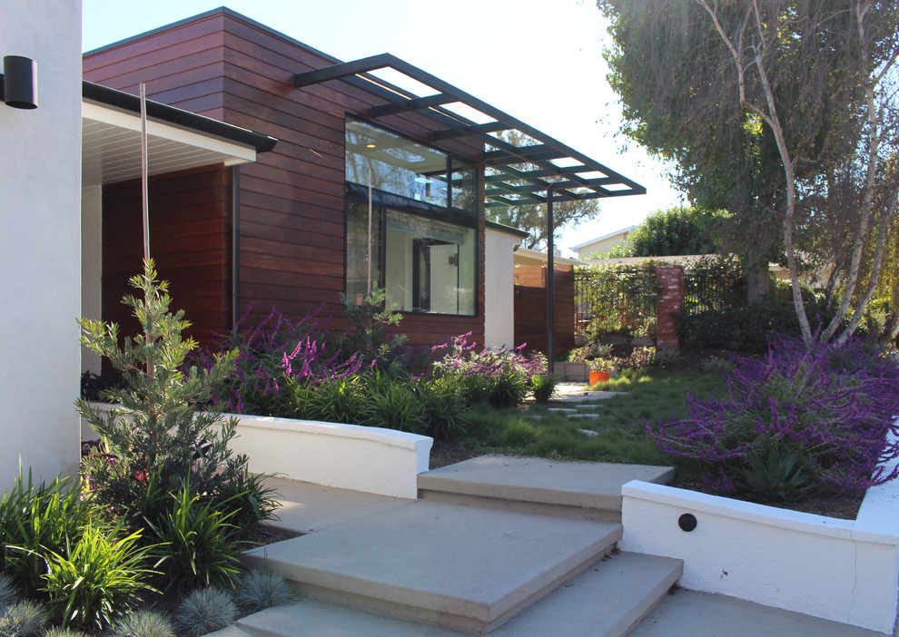 Mittelgroße, Einstöckige Moderne Holzfassade Haus mit brauner Fassadenfarbe und Flachdach in Orange County