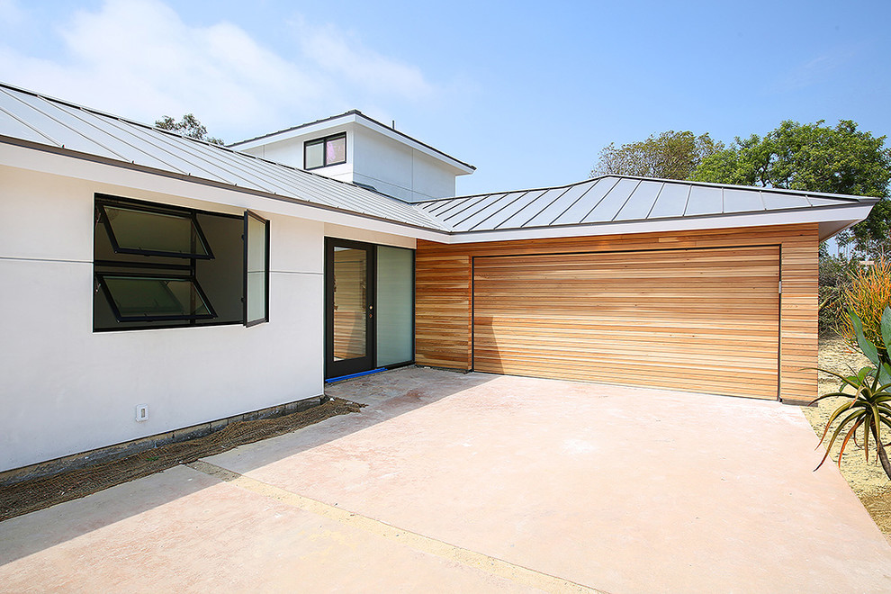 Zweistöckige Moderne Holzfassade Haus mit weißer Fassadenfarbe in Orange County