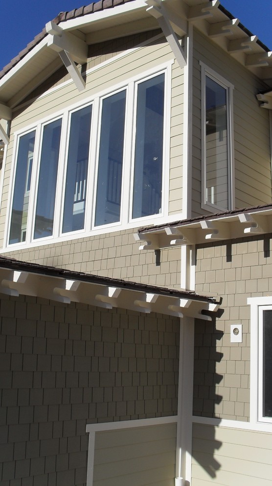 Geräumiges, Dreistöckiges Maritimes Haus mit Mix-Fassade und beiger Fassadenfarbe in Orange County