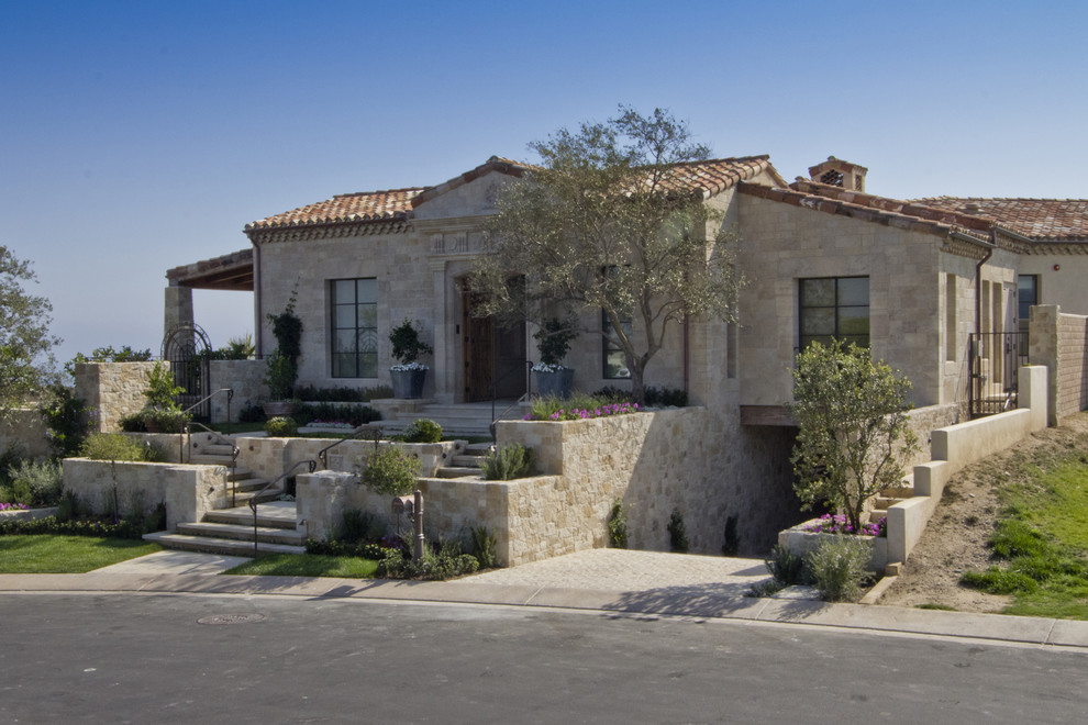 Großes Mediterranes Haus mit Steinfassade und grauer Fassadenfarbe in Santa Barbara