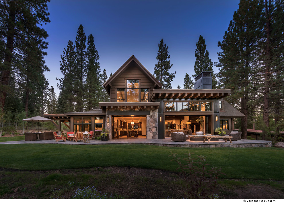 Свежая идея для дизайна: большой, двухэтажный, коричневый дом в стиле рустика с комбинированной облицовкой и двускатной крышей - отличное фото интерьера