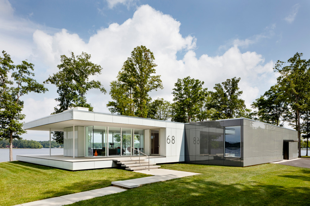 Réalisation d'une façade de maison multicolore minimaliste de plain-pied avec un toit plat.