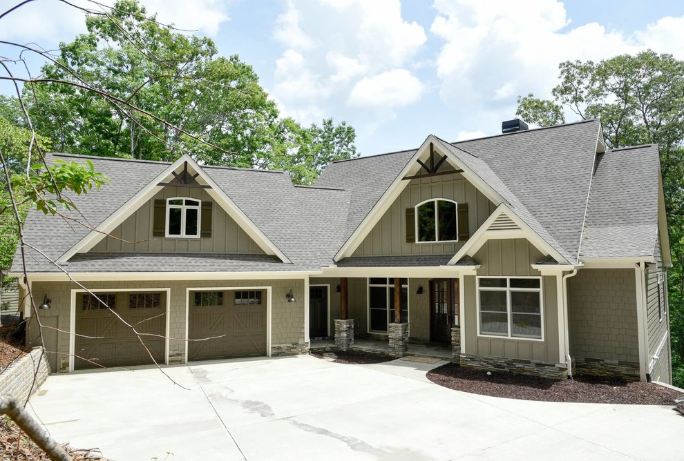 Ejemplo de fachada de casa verde de estilo de casa de campo de tamaño medio de tres plantas con revestimiento de madera, tejado a dos aguas y tejado de teja de madera