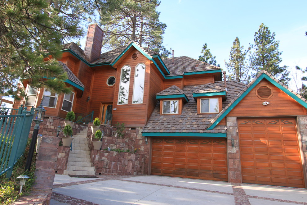 На фото: большой, двухэтажный, деревянный, коричневый дом в классическом стиле