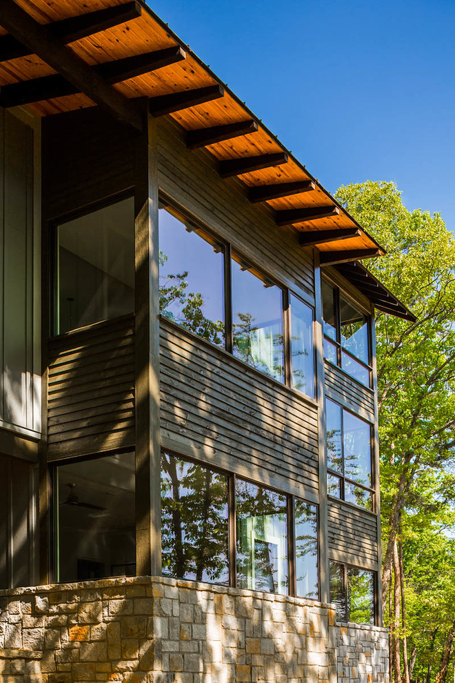 Großes, Zweistöckiges Rustikales Haus mit Mix-Fassade, grauer Fassadenfarbe und Satteldach in Atlanta