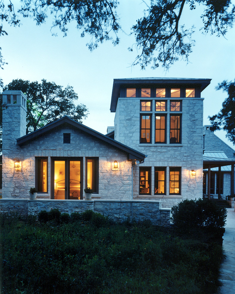 Свежая идея для дизайна: огромный, трехэтажный, серый дом в стиле неоклассика (современная классика) с облицовкой из камня и двускатной крышей - отличное фото интерьера
