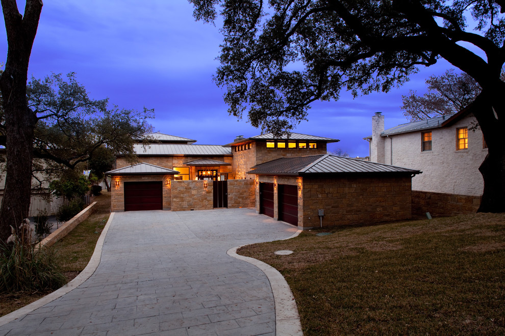 Стильный дизайн: большой, двухэтажный, бежевый дом в современном стиле с облицовкой из камня и вальмовой крышей - последний тренд