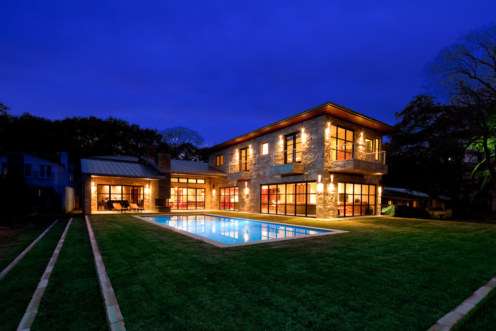 Идея дизайна: большой, двухэтажный, бежевый дом в современном стиле с облицовкой из камня и вальмовой крышей
