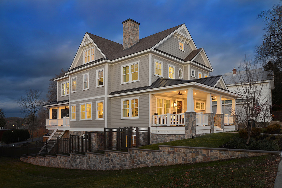 Großes Uriges Einfamilienhaus mit Vinylfassade, beiger Fassadenfarbe, Walmdach und Schindeldach in Boston
