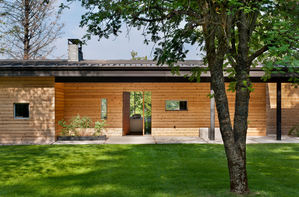 Cette photo montre une façade de maison tendance en bois de plain-pied.