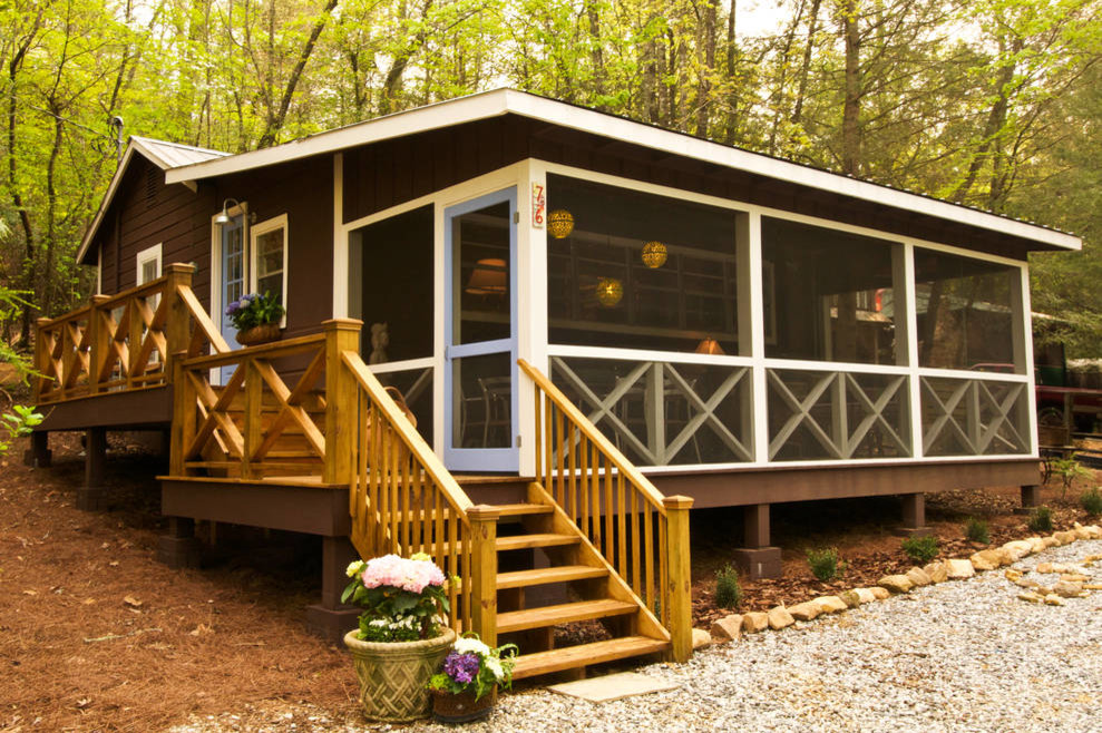 Kleine, Einstöckige Shabby-Style Holzfassade Haus mit brauner Fassadenfarbe und Pultdach in Atlanta