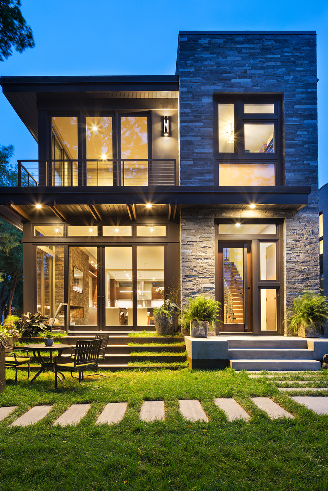 Inspiration för små moderna grå hus, med två våningar, blandad fasad och platt tak