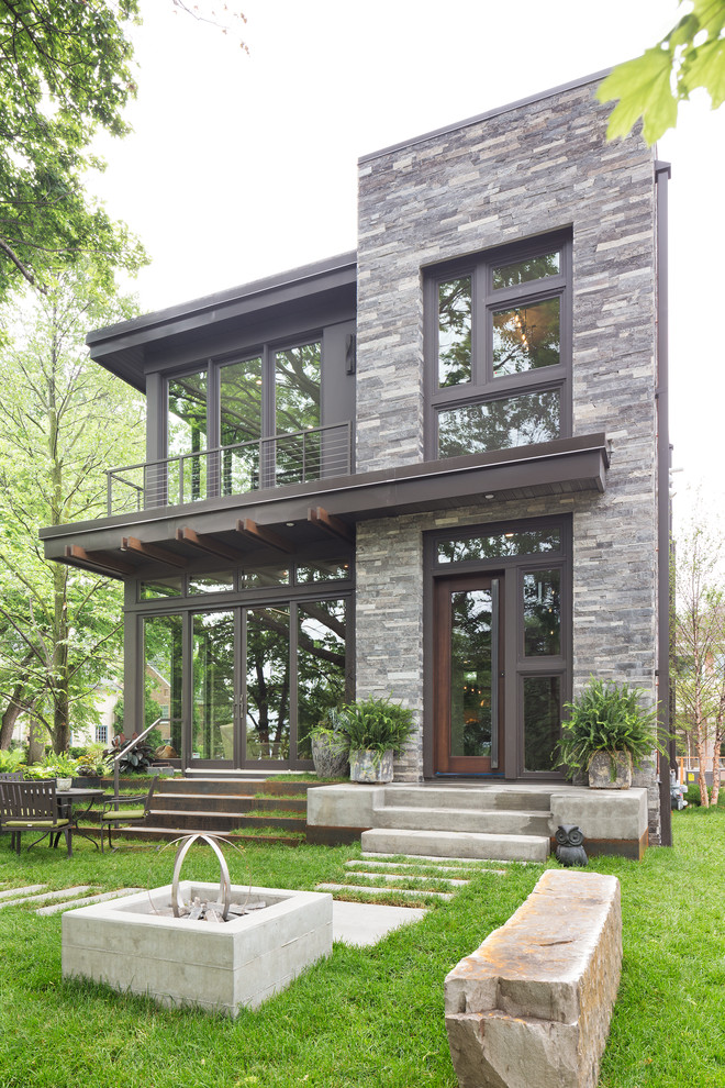 Источник вдохновения для домашнего уюта: маленький, двухэтажный, серый дом в стиле модернизм с комбинированной облицовкой и плоской крышей для на участке и в саду