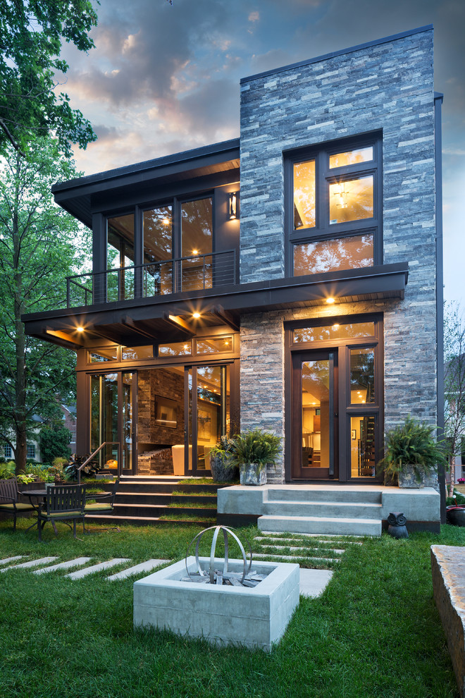 Ispirazione per la facciata di una casa piccola grigia contemporanea a due piani con rivestimenti misti e tetto piano