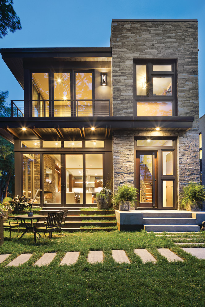 Стильный дизайн: трехэтажный, кирпичный, серый дом среднего размера в современном стиле с плоской крышей - последний тренд