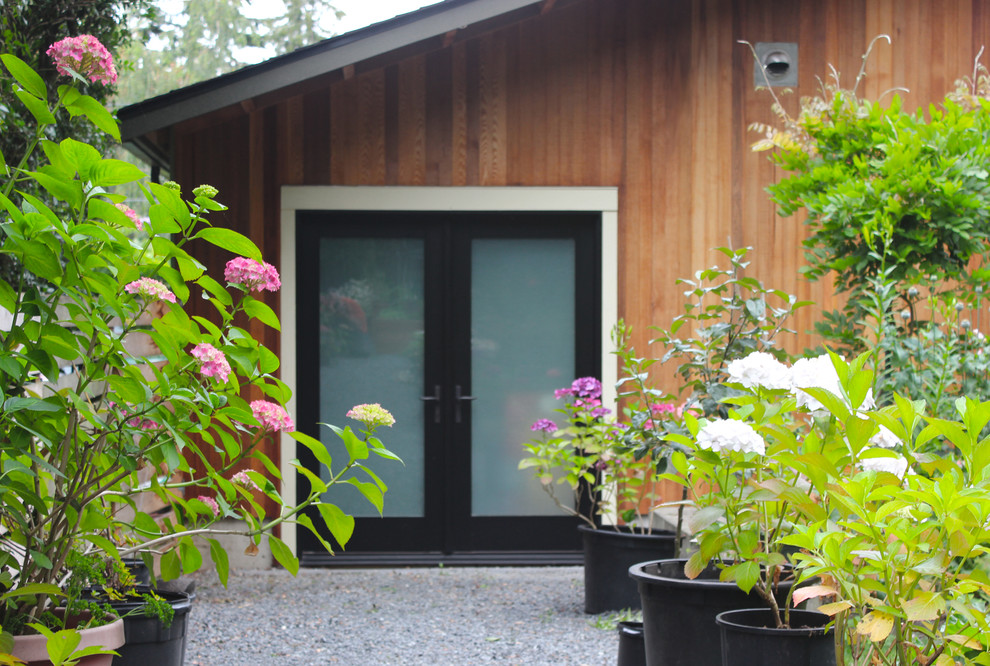 Источник вдохновения для домашнего уюта: двухэтажный, зеленый дом среднего размера в современном стиле с двускатной крышей и облицовкой из ЦСП