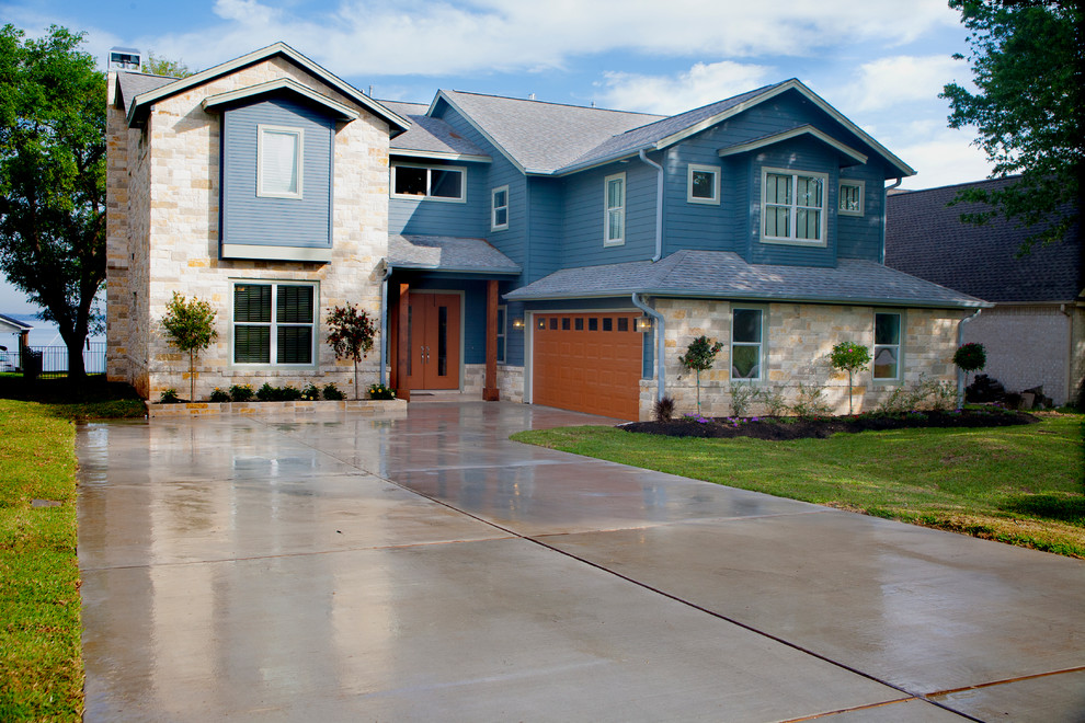 Exemple d'une grande façade de maison bleue chic à un étage avec un revêtement mixte et un toit à deux pans.