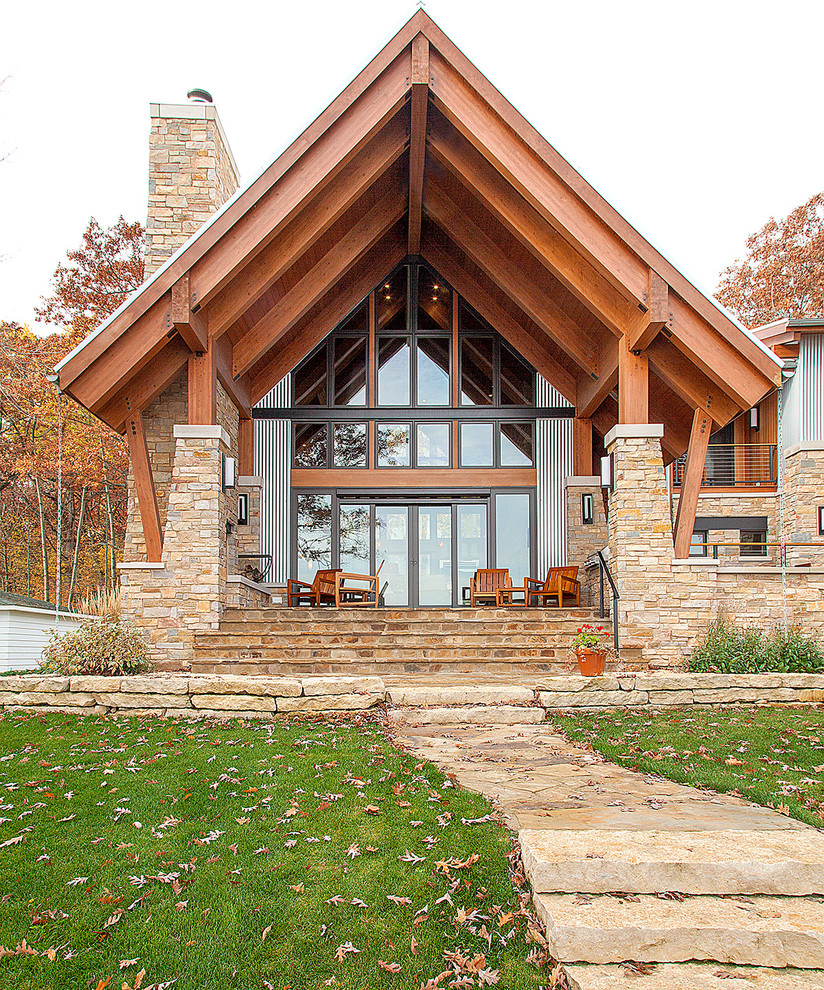Cette photo montre une façade de maison multicolore tendance en pierre de taille moyenne et à un étage avec un toit en appentis.