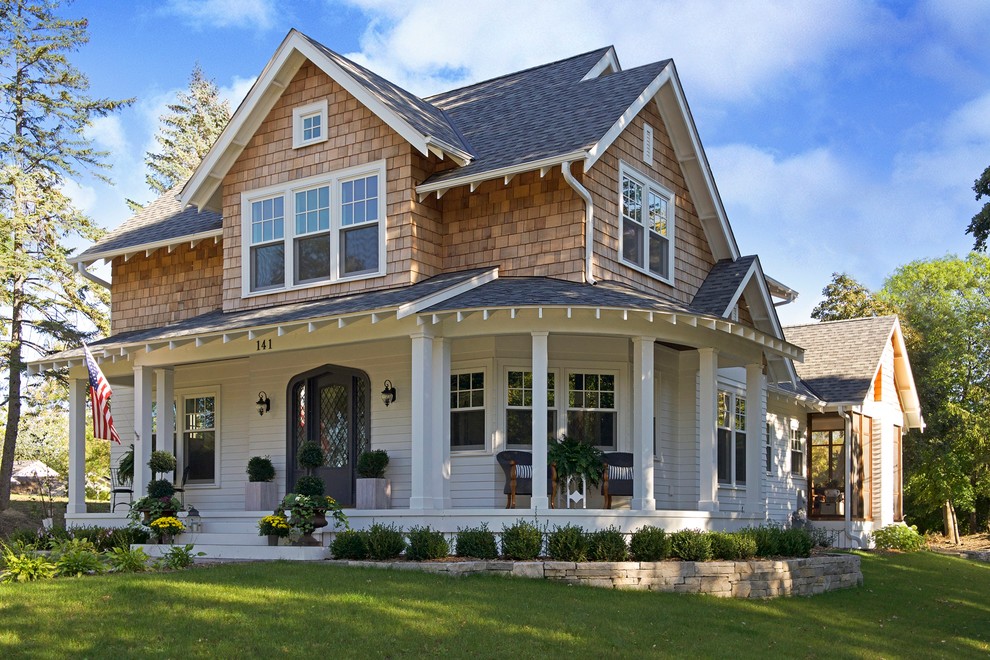 Foto de fachada de casa marrón marinera de tamaño medio de dos plantas con revestimiento de madera, tejado a dos aguas y tejado de teja de madera
