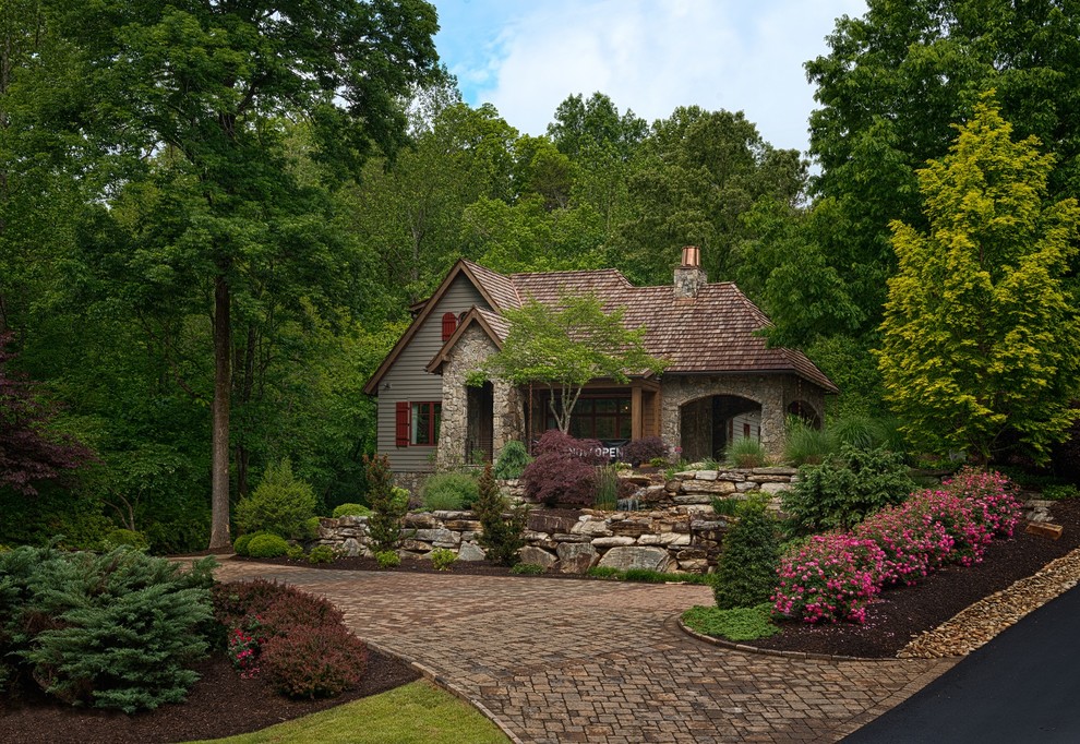 Cette image montre une façade de maison verte traditionnelle de taille moyenne et à un étage avec un revêtement mixte.