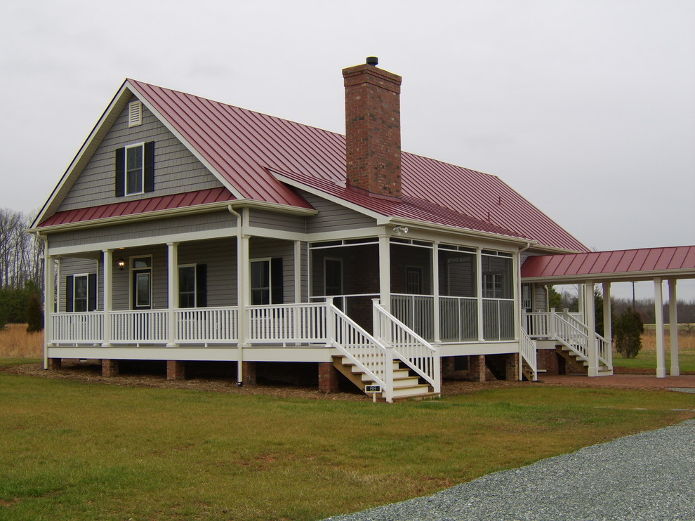 Источник вдохновения для домашнего уюта: серый, двухэтажный частный загородный дом среднего размера в классическом стиле с облицовкой из винила, вальмовой крышей, металлической крышей и красной крышей