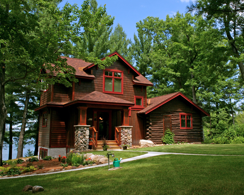 Ispirazione per la facciata di una casa rustica a due piani di medie dimensioni con rivestimento in legno