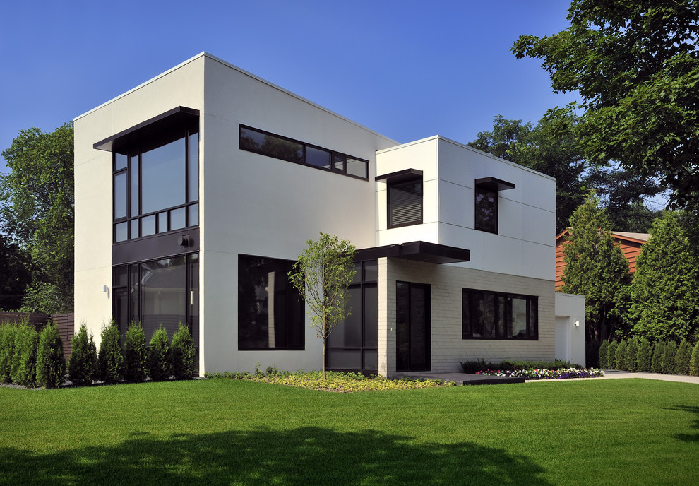 Foto della facciata di una casa moderna a due piani di medie dimensioni