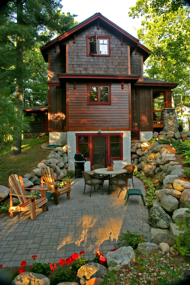 Exemple d'une façade de maison chic en bois de taille moyenne et à un étage.