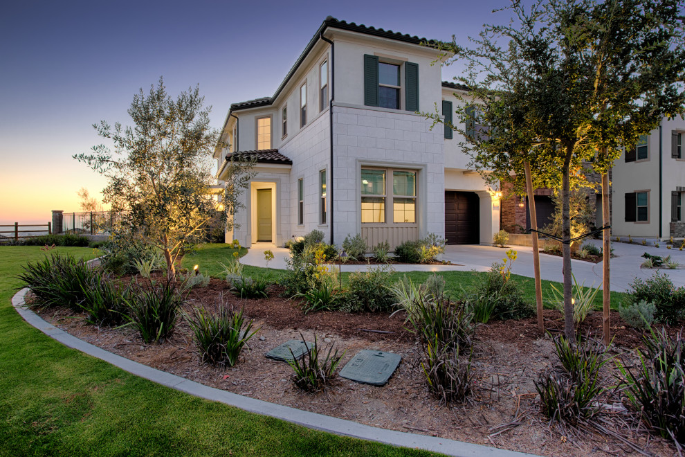 Mittelgroßes, Zweistöckiges Modernes Einfamilienhaus mit Putzfassade, beiger Fassadenfarbe, Walmdach, Ziegeldach und rotem Dach in Orange County