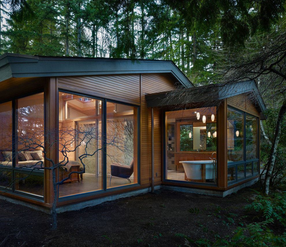 Источник вдохновения для домашнего уюта: деревянный, одноэтажный дом среднего размера в стиле ретро с двускатной крышей