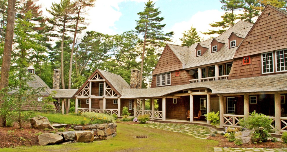Ispirazione per la villa grande marrone rustica a due piani con rivestimento in legno, tetto a capanna e copertura a scandole