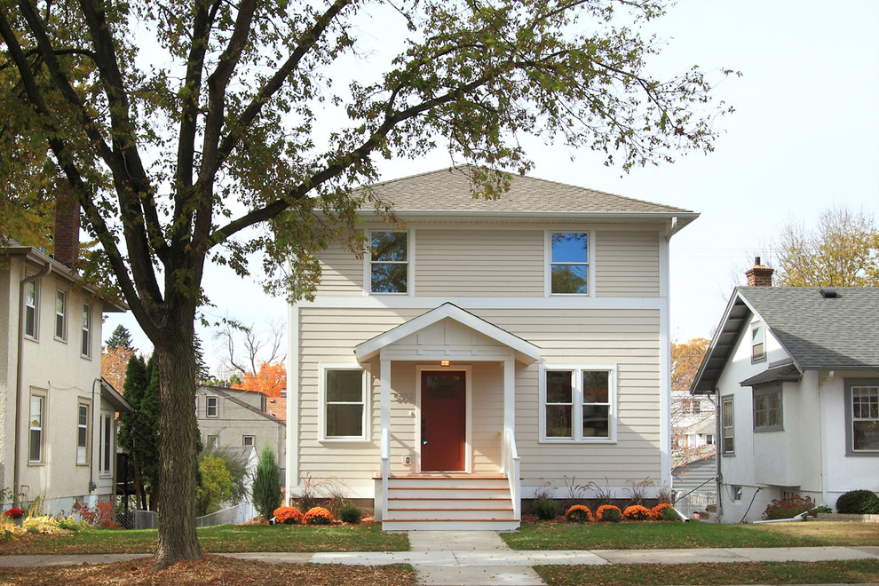 Zweistöckiges Klassisches Haus mit beiger Fassadenfarbe und Walmdach in Minneapolis