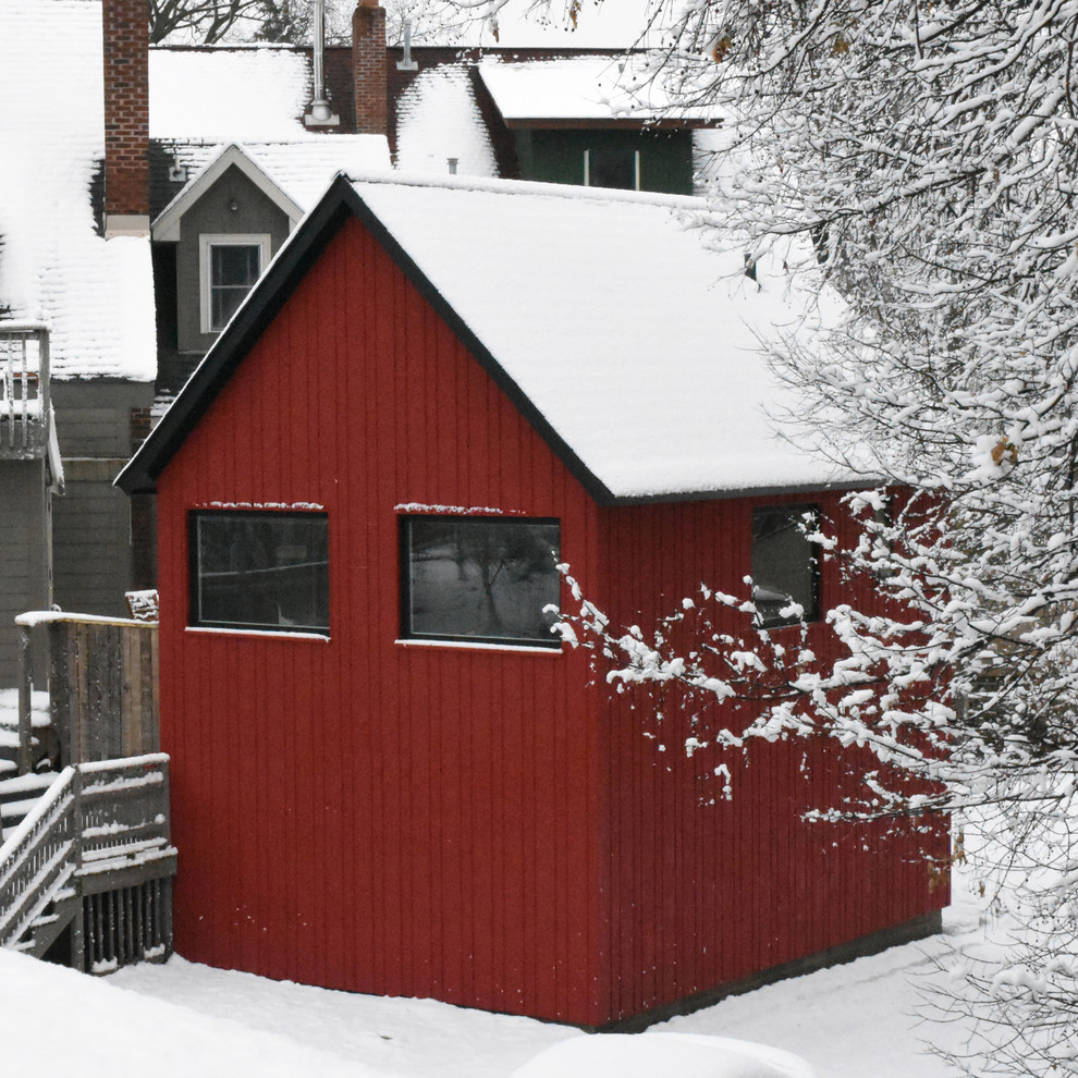 Foto de fachada roja contemporánea con tejado a dos aguas